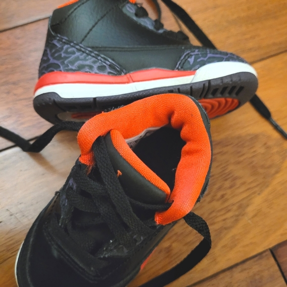 Jordan 3 toddler Retro Black and crimson hightops - Picture 8 of 10